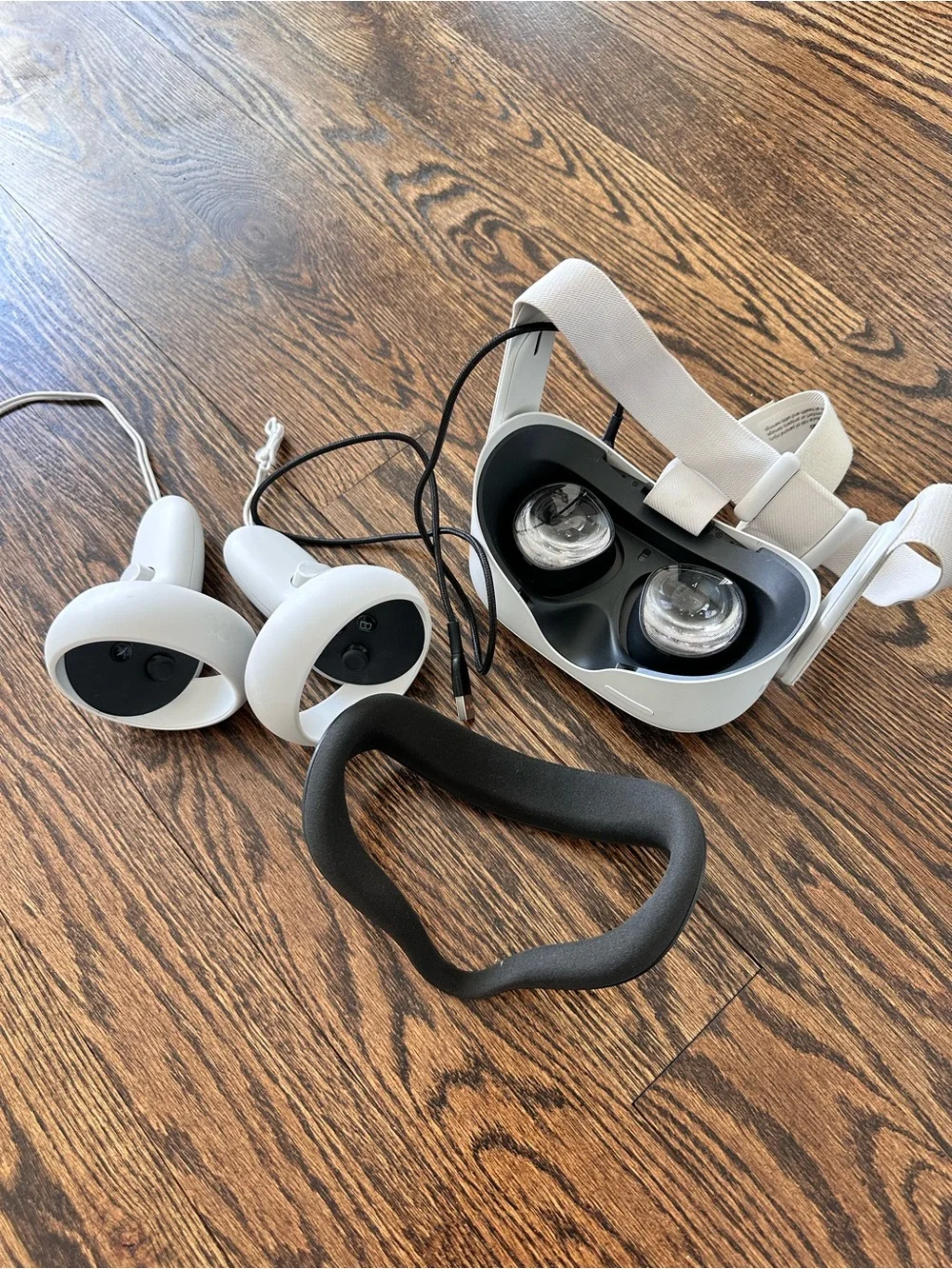 Oculus White VR Headset with Black Foam Face Cushion